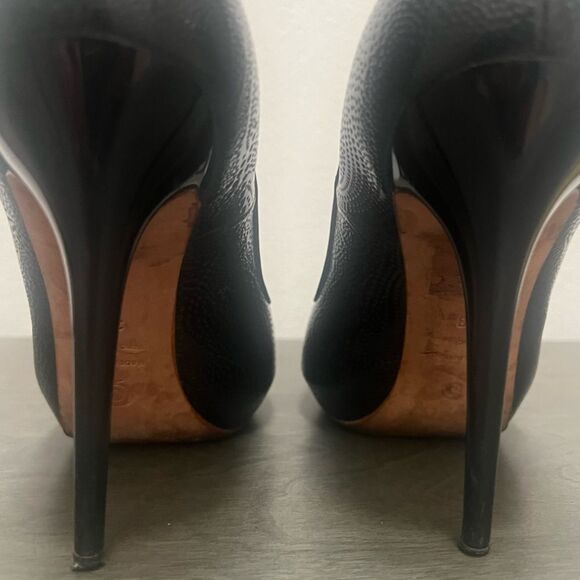 Alexander McQueen Leather Peep Toe Stiletto Heels Sz 8 Black Paisley Luxury Edgy - Picture 9 of 16
